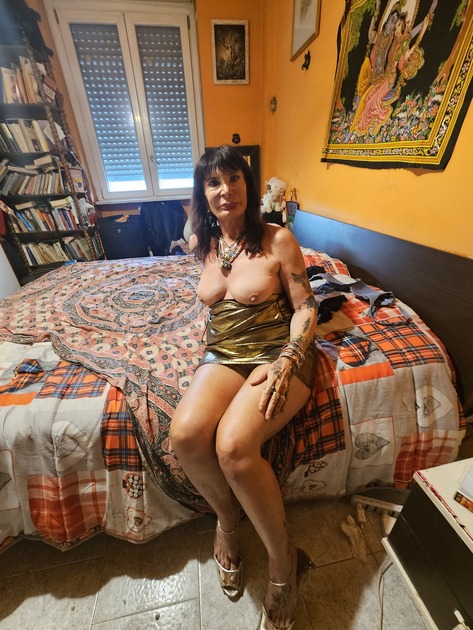 3384558811 💖 MIRA DONNA MATURA DOLCE PICCANTE BOLLENTE MA MOLTO PORCA.LATO B